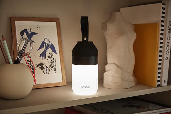 Nordic lampe med trådløs højtaler - MoreShop